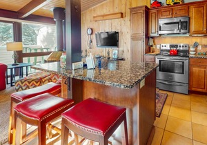 Large mountainside condo at Taos Ski Valley with views & balcony - near hiking