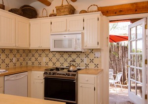 Light Filled, Spacious Casita~Walk to Downtown & Mountain Views