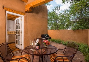 Light Filled, Spacious Casita~Walk to Downtown & Mountain Views