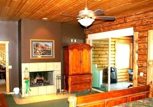 Log Cabin w/indoor pool on Lake, 30 Min from Wis Dells! 8 min. from Sand Valley