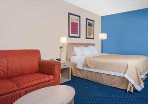 Norwood Inn & Suites La Crosse