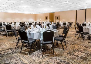 Norwood Inn & Suites La Crosse - Deluxe 1 Kind