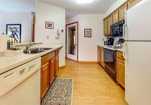 Riverfront, dog-friendly gem with fireplace, fast WiFi & pool -snowbird-friendly