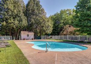 Ski-In/Out 2-Story Condo w/Shared Heated Outdoor Pool, Fast WiFi, Fireplace, A/C