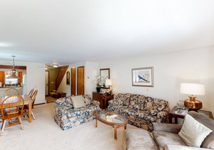 Ski-in/out mountain view townhouse w/shared outdoor pool, tennis - walk to lifts
