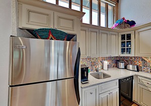 Slopeside Penthouse | 2 Mountain-View Balconies, Fireplace & Covered Parking