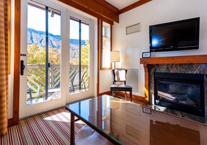The Lodge at Spruce Peak (Formerly Stowe Mountain Lodge) 4th floor: Gorgeous direct Mt. Mansfield views of the Famous Front Four trails. This is a Superior Ridgeline Studio!