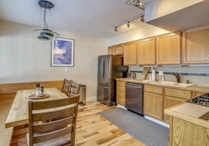 Tollhouse 10B: 3 br, fireplace, a/c, summer pool, free ski shuttle!