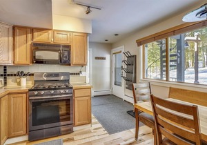 Tollhouse 10B: 3 br, fireplace, a/c, summer pool, free ski shuttle!