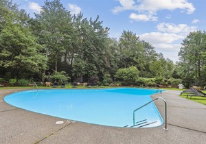 Tollhouse 10B: 3 br, fireplace, a/c, summer pool, free ski shuttle!