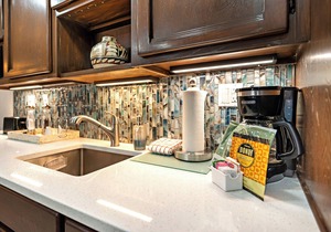 Updated Fort Marcy Condo, Walk to Plaza, Full Features, Great Amenities