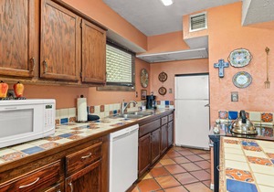 Walk to Plaza, Private Balcony, Hot Tub, Pool, End Unit, 2-story, Sleeps 6