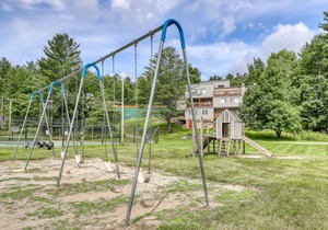 Walkable in-town condo w/deck & shared pool, hot tub & tennis - near skiing
