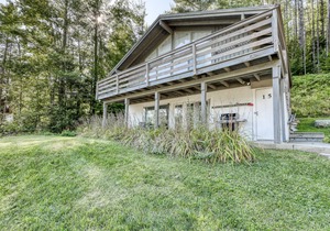 Wonderful Getaway Near the Slopes W/ Free WiFi. Scenic Deck, & Full Kitchen!