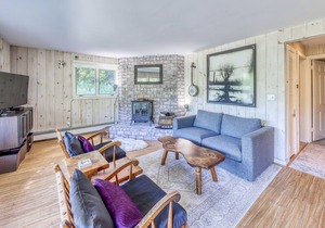 Wonderful Getaway Near the Slopes W/ Free WiFi. Scenic Deck, & Full Kitchen!