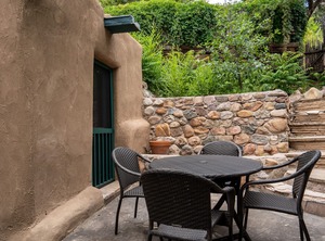 El Nido Lane Yard | Tesuque