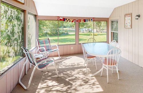 Moultonborough Cottage | 102 m² Cabin ∙ 2 bedrooms ∙ 6 guests