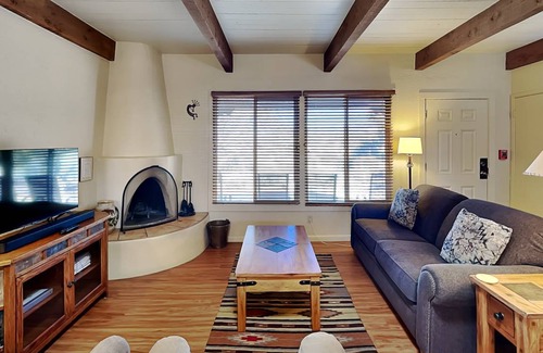 Historic Eastside Condo | 112 m² Condo ∙ 2 bedrooms ∙ 4 guests
