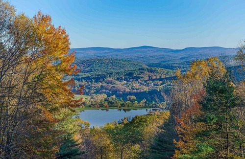 West Hartford Condo | 156 m² Condo ∙ 3 bedrooms ∙ 6 guests