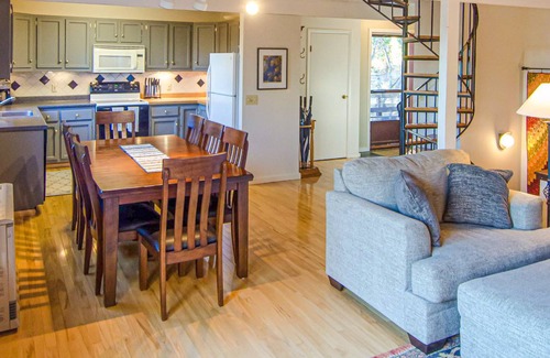 West Hartford Condo | 156 m² Condo ∙ 3 bedrooms ∙ 6 guests