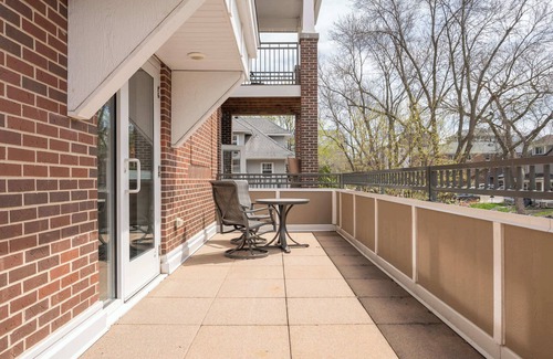 Kutzky Park Apartment | 2 Bedroom Apartment, Free Parking, Next To Mayo!