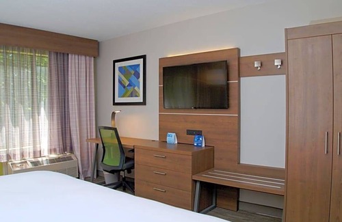 South Burlington Hotel | 2-Star Hotel ∙ Holiday Inn Express South Burlington, an IHG Hotel