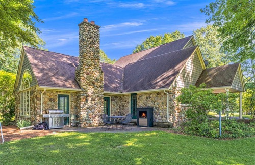 Benton Harbor Cottage | 204 m² Cottage ∙ 4 bedrooms ∙ 8 guests