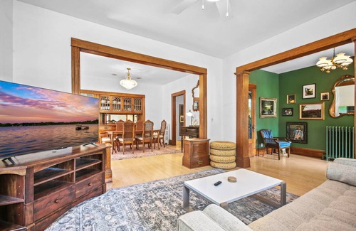 Lowry Hill East Apartment | 222 m² Apartment ∙ 3 bedrooms ∙ 6 guests