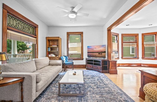 Lowry Hill East Apartment | 222 m² Apartment ∙ 3 bedrooms ∙ 6 guests