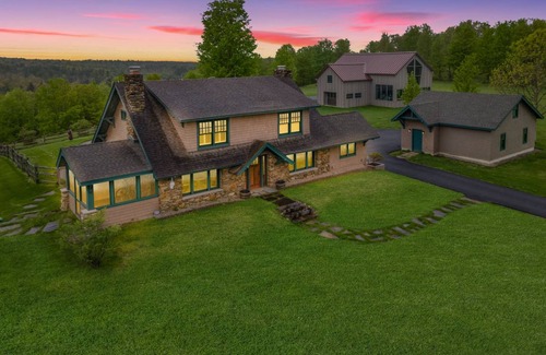 Greenfield Center House | 288 m² House ∙ 3 bedrooms ∙ 6 guests
