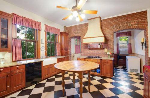Summit - University Bed & Breakfast | 33 m² Bed and breakfast ∙ 2 bedrooms ∙ 3 guests