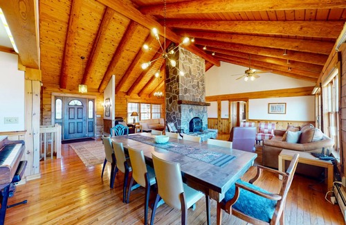 Easton House | 335 m² House ∙ 5 bedrooms ∙ 10 guests