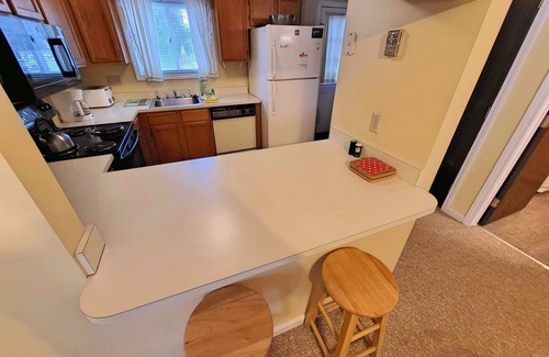 North Woodstock House | 4 Bdrm, close to shops/dining/town. WiFi, AC, pool access. A0155 By LRS