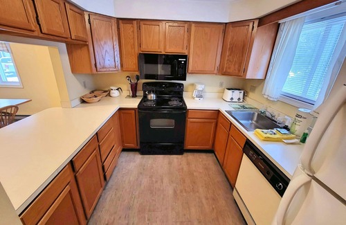 North Woodstock House | 4 Bdrm, close to shops/dining/town. WiFi, AC, pool access. A0155 By LRS