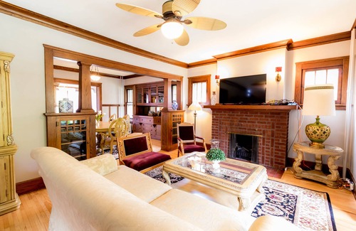 Kutzky Park House | 441-RitaBNB, Comfortable 4br house- 1 minute walking distance to Mayo