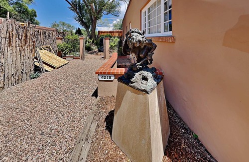 Historic Eastside Condo | 72 m² Condo ∙ 1 bedroom ∙ 2 guests