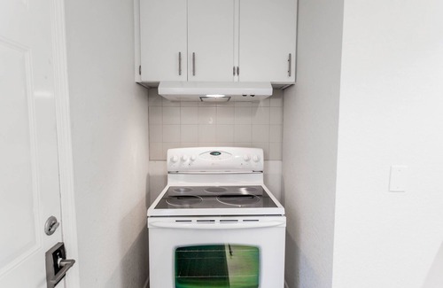 Kutzky Park Apartment | 8073-# blocks from Mayo Clinic- Stylish 1 br apt w/Full Kitchen and Pvt Entrance