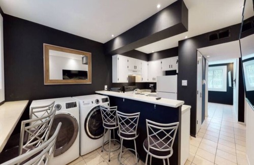 Fair West Apartment | A1 Beautiful and Modern Design with 2 King beds.