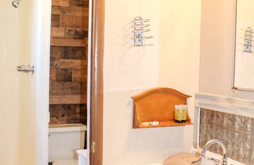 Howard Other | Accommodation ∙ 1 bedroom ∙ 2 guests