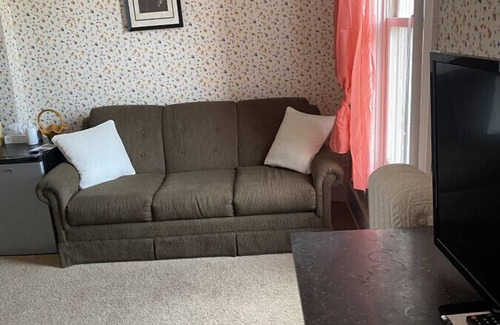Wabasha Hotel | AH #3 · AH #3 Queen Suite/SS/Shower/Fridge