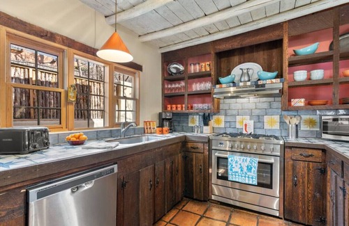 Historic Eastside House | Amazing Views, Hot Tub & Fireplace