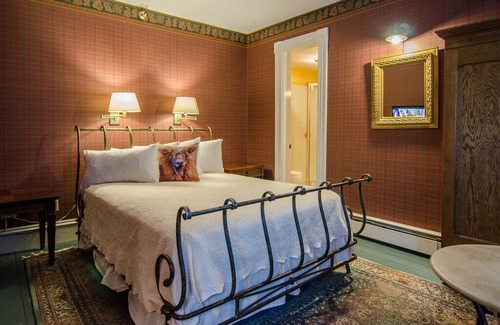 Shelburne Bed & Breakfast | B&B! 2nd Floor Queen Room for 1, Custom Full Breakfast in downtown Shelburne, VT