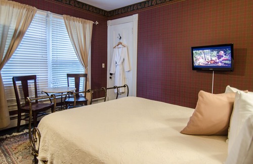 Shelburne Bed & Breakfast | B&B! 2nd Floor Queen Room for 1, Custom Full Breakfast in downtown Shelburne, VT