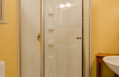 Shelburne Bed & Breakfast | B&B! 2nd Floor Queen Room for 1, Custom Full Breakfast in downtown Shelburne, VT