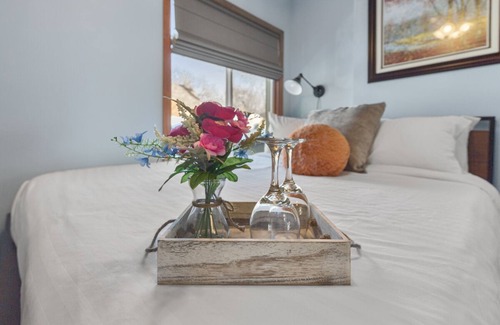 Bottineau Apartment | Beautiful retreat 3.0mi to downtown, MOA, MSP