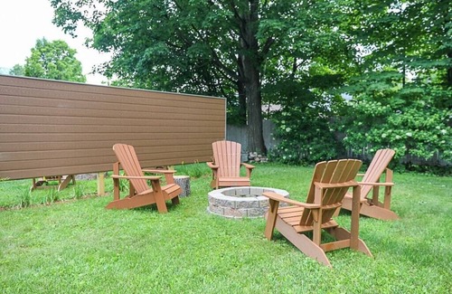 Ludlow House | Beautifully Village Home, Short Walk to Restaurants, Shops, On Shuttle Route