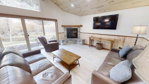 Red River House | Blue Heaven - On the River - Fireplace - WiFi - Washer - Dryer