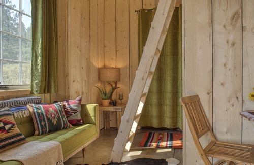 Chromo Hostel | Bunkhouse Loft - Countryside View