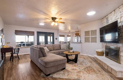 Cibola Addition House | Casa del Encanto · 4/BR,Sleeps 12,Foosball & Grill