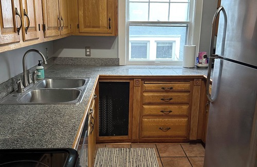 Macalester - Groveland Apartment | Charming 2-bedroom apartment with AC, WiFi in welcoming Saint Paul